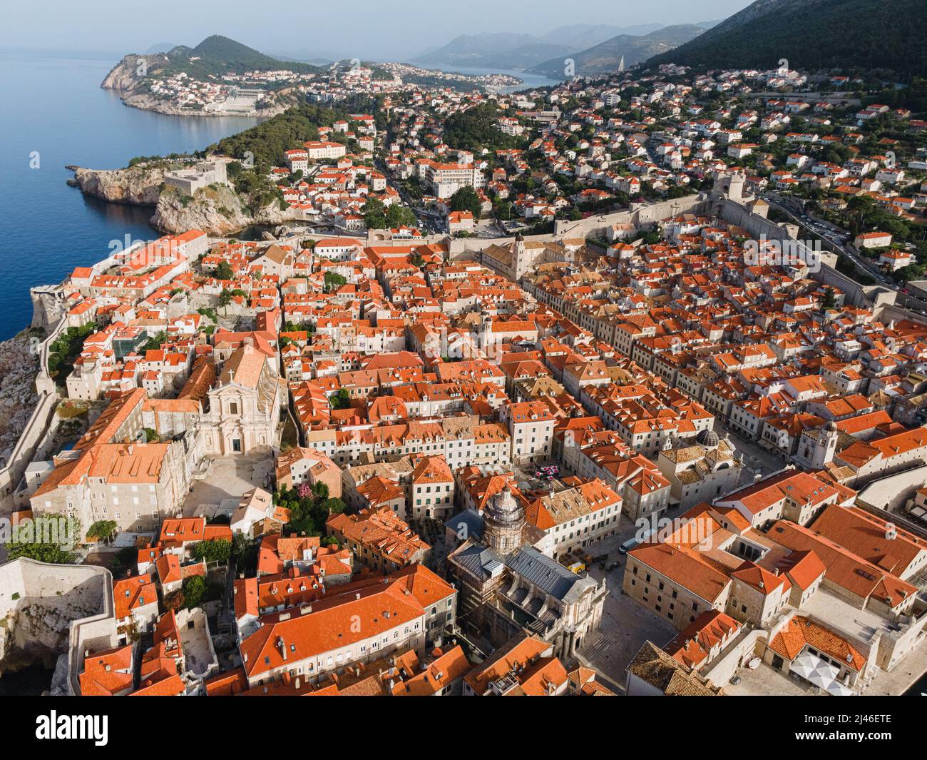 Città vecchia di Dubrovnik con tetti arancioni sulla costa del mare Adriatico nella regione della Dalmazia, Croazia. Vista aerea dal drone. Popolare destinazione estiva Foto Stock