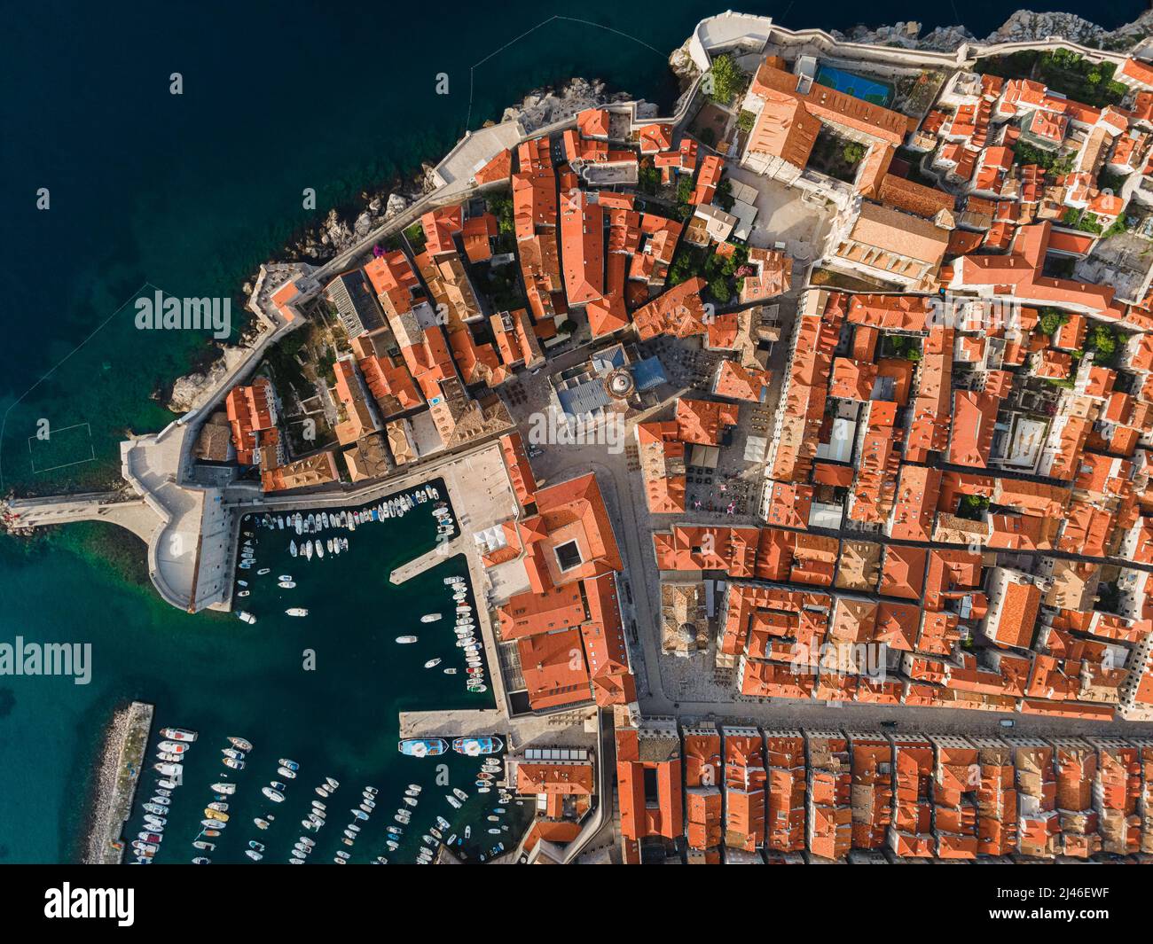 Città vecchia di Dubrovnik sulla costa adriatica della Dalmazia, Croazia. Vista dall'alto dal drone. Popolare destinazione estiva Foto Stock