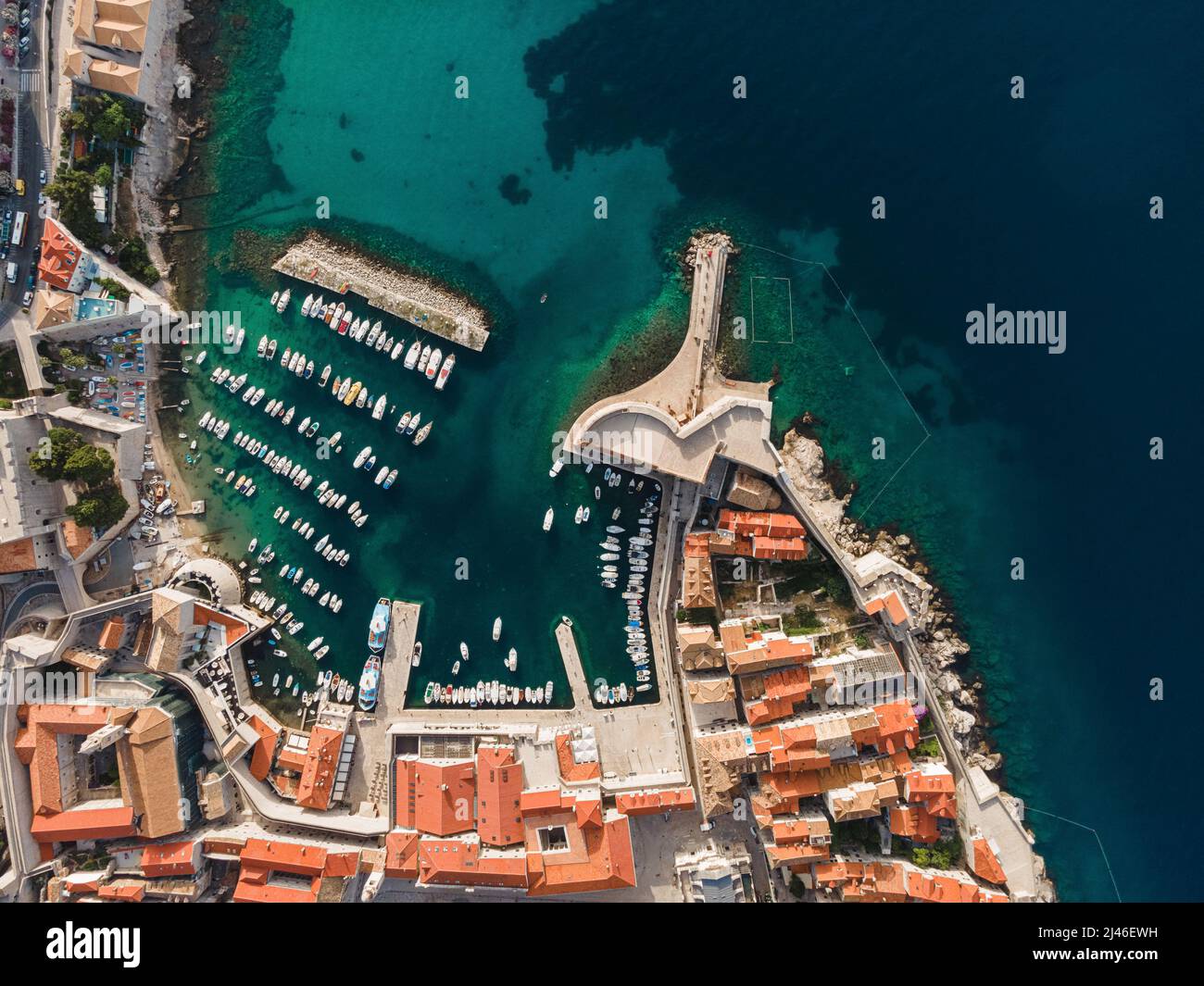 Vista aerea dall'alto del porto della città di Dubrovnik sul mare Adriatico con yacht e barche nella regione della Dalmazia, Croazia. Popolare destinazione estiva Foto Stock