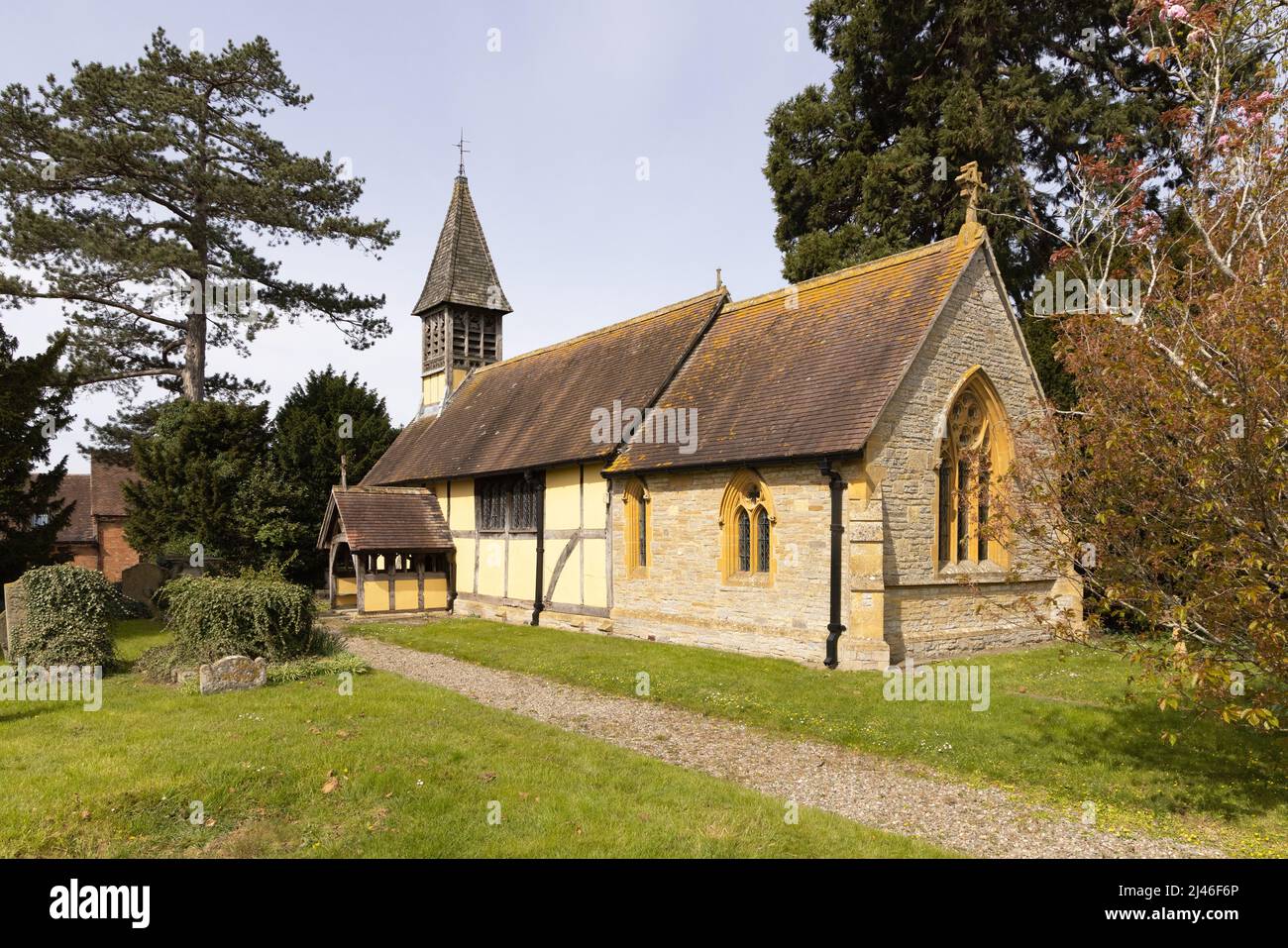 Village Church UK; St Peter's Church, Besford Village nel cotswolds, una chiesa anglicana con struttura a legno del 14th secolo, Worcestershire UK Foto Stock