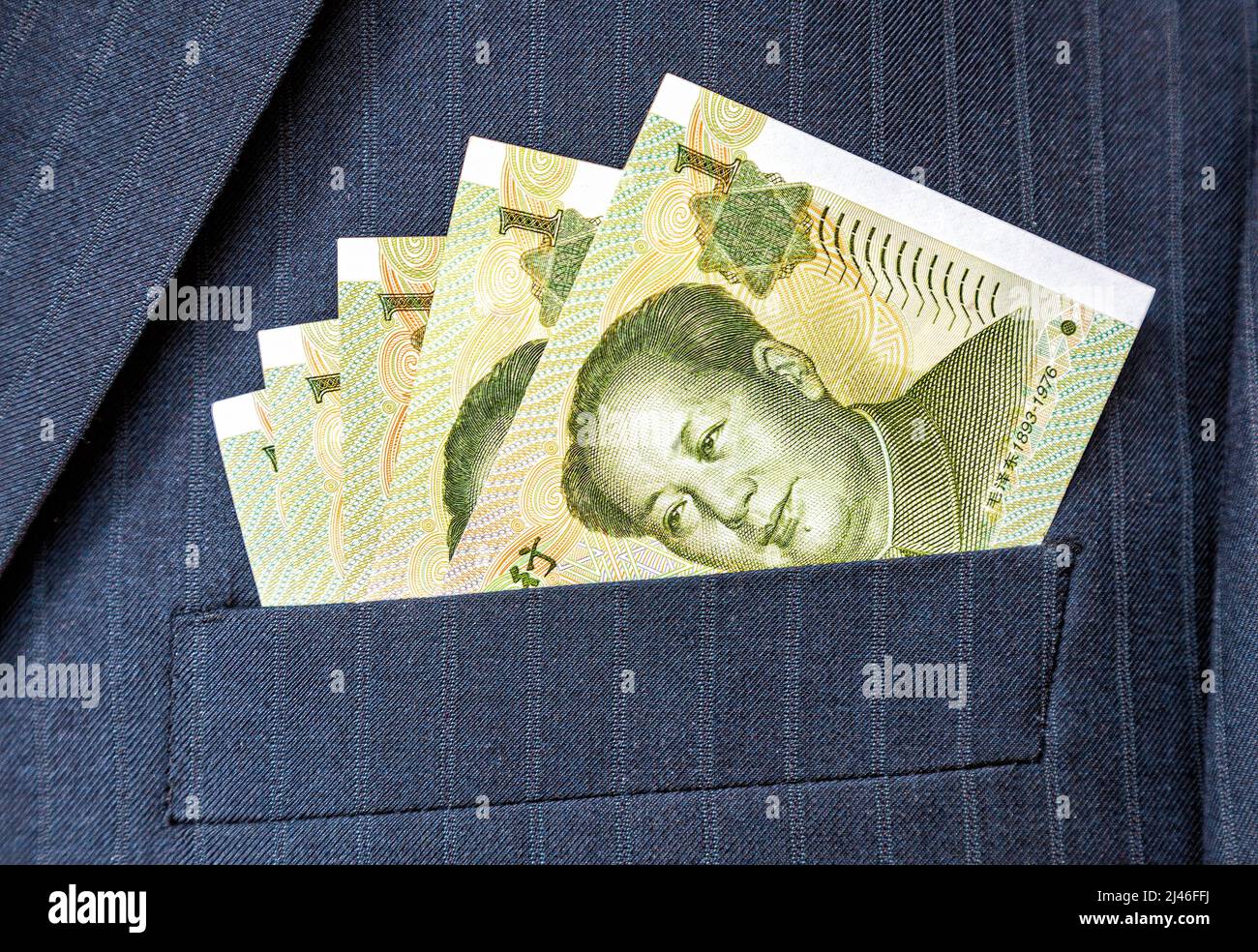 Banconote in valuta cinese in tasca. Soldi in tasca del vestito di affari  Foto stock - Alamy
