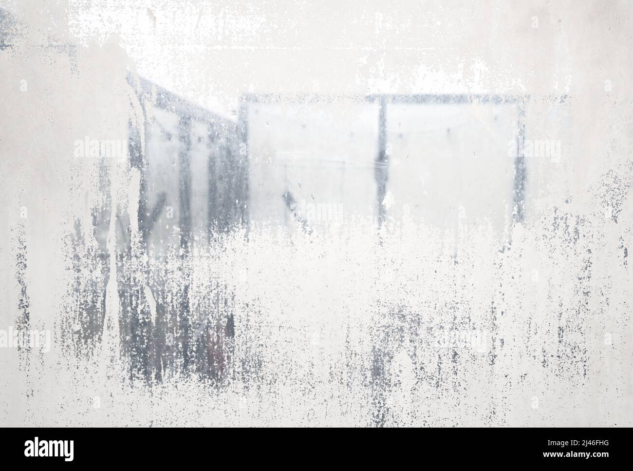 Il vetro smerigliato si stacca, sfaldandosi o dissolvendo. Primo piano di una recinzione per la privacy tra due balconi. Superficie o texture grunge astratta. SEL Foto Stock