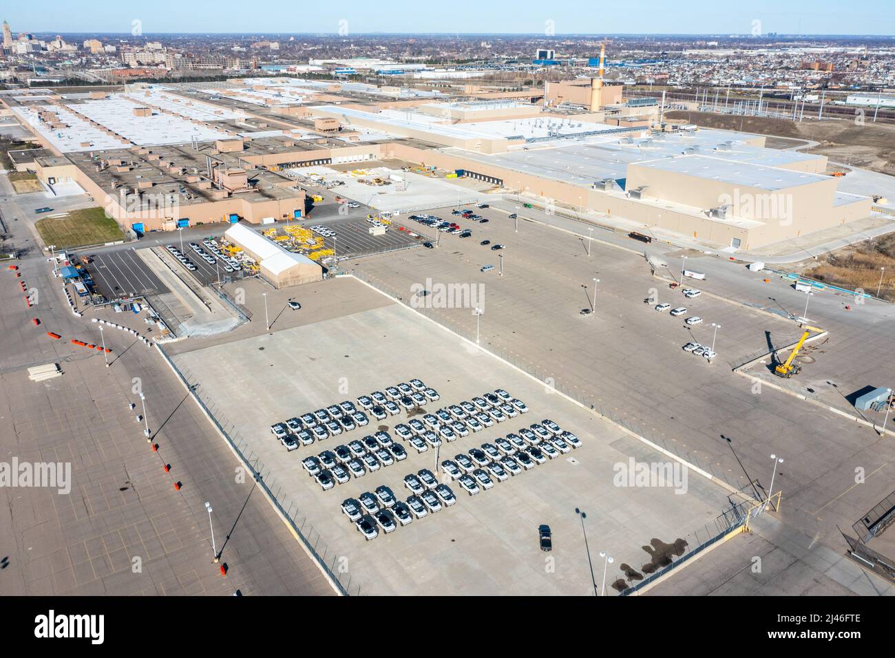 New GMC Hummer EV parcheggiato presso GM Factory ZERO, Detroit-Hammamck Assembly Center, Detroit, MI, USA, Aprile 10, 2022 Foto Stock