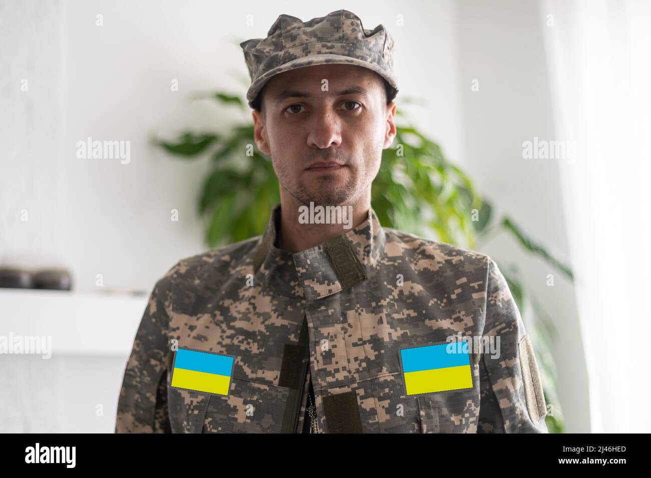 Uomo guerriero ucraino vestito in una uniforme di pixel militare la  bandiera giallo-blu dell'Ucraina Foto stock - Alamy