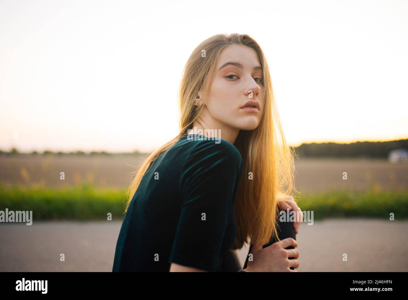 Ritratto di una giovane donna con lunghi capelli biondi Foto Stock