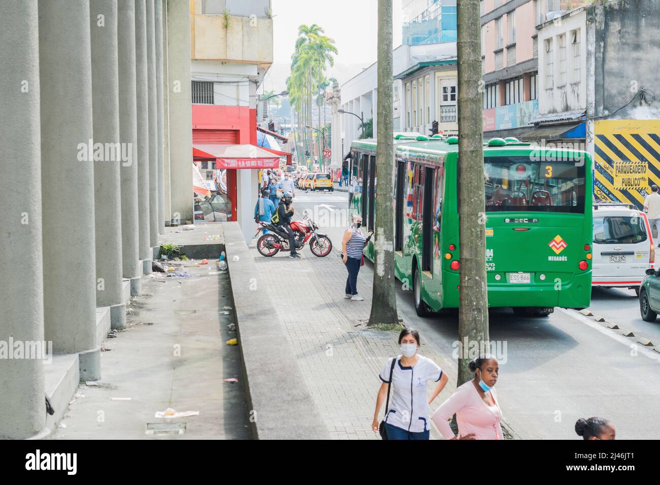 Trasporto pubblico nella città di Pereira-Colombia. megabus autobus articolato che viaggia lungo la strada 17th e Carrera 10. Foto Stock