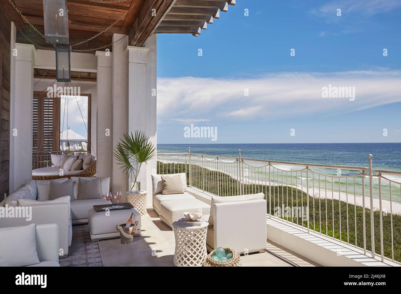 Portico con vista frontale del golfo e portico basculante Foto Stock