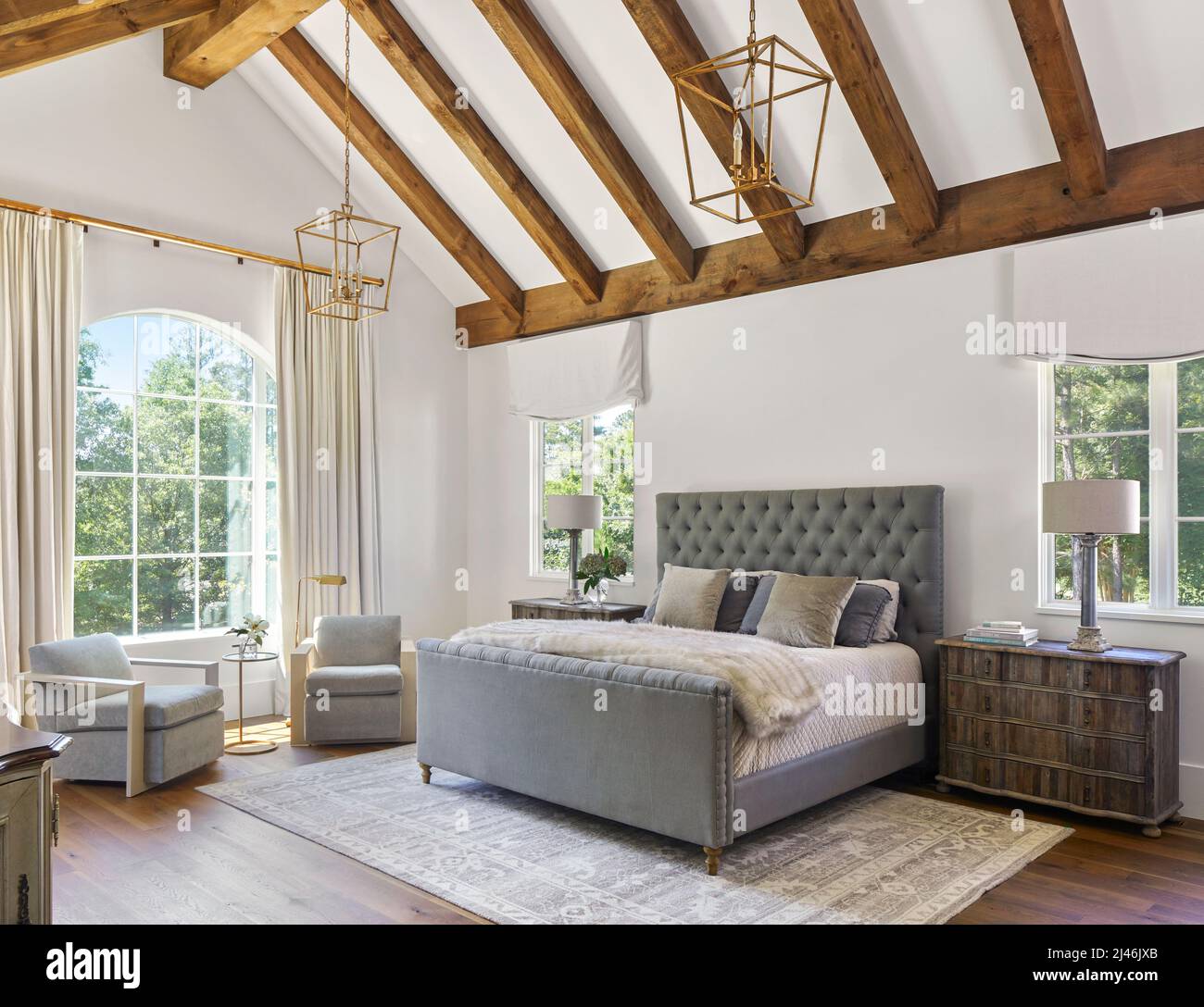 Camera da letto con soffitto a volta in stile mediterraneo Foto Stock