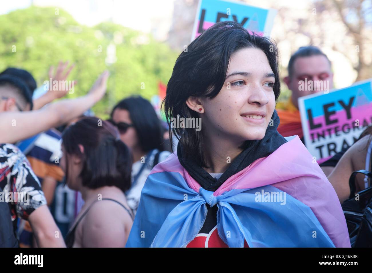 Buenos Aires, Argentina; 6 novembre 2021: LGBT Pride Parade. Giovane donna con la bandiera trans che si batte per una legge globale transgender. Foto Stock