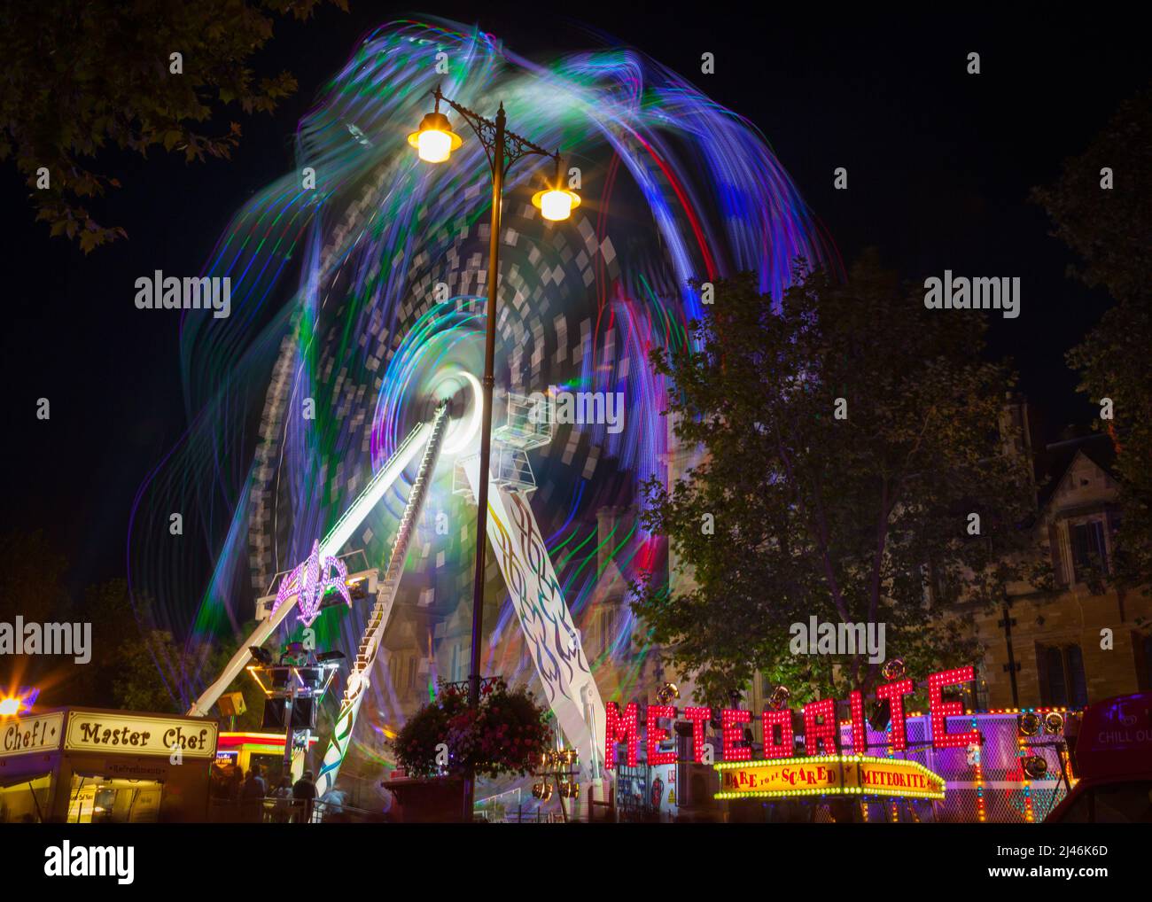 Immagine a lunga esposizione delle giostre 'Air' e 'Metorite' alla fiera di divertimento di Oxford St Giles Street. Foto Stock