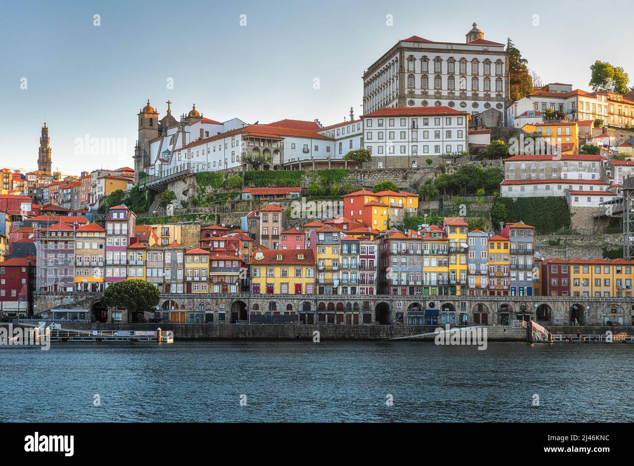 Porto, Portugal città vecchia skyline da attraverso il fiume Douro al sorgere del sole. Destinazione del viaggio Foto Stock