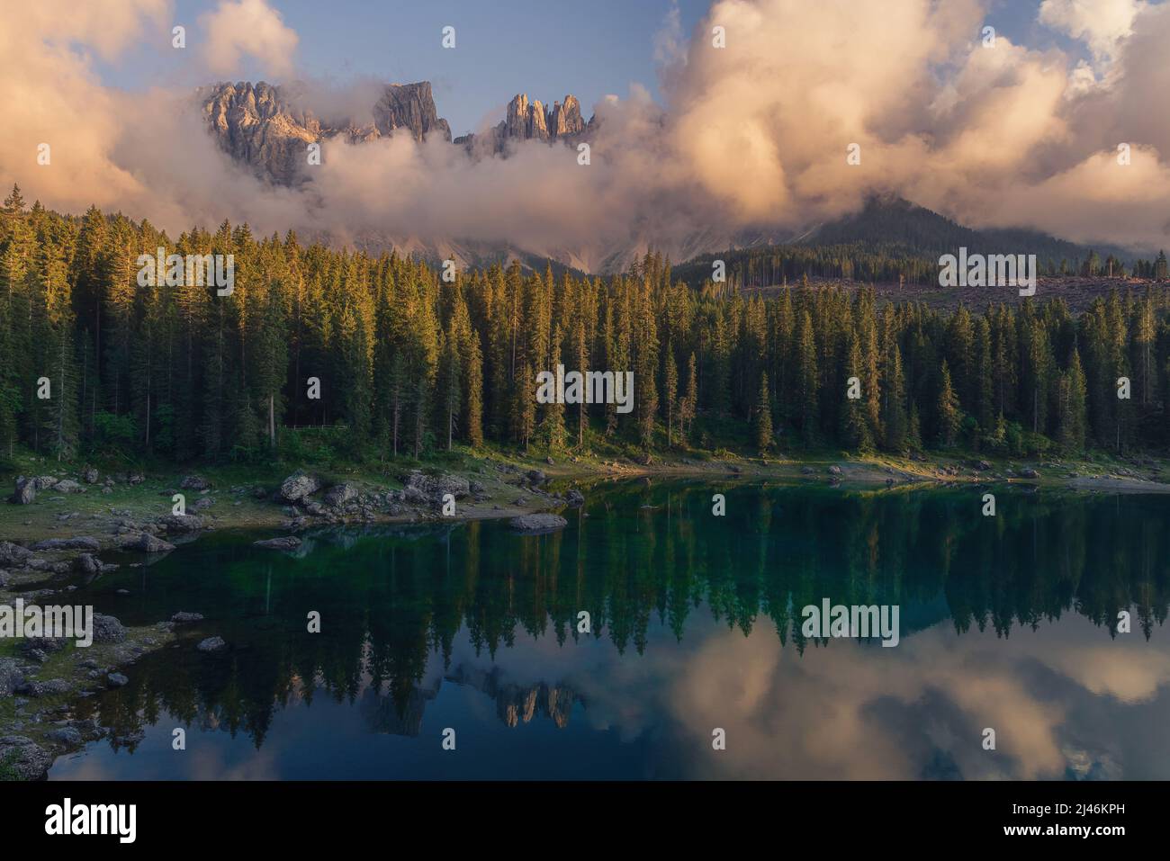 Lago carezza al tramonto immagini e fotografie stock ad alta risoluzione -  Alamy