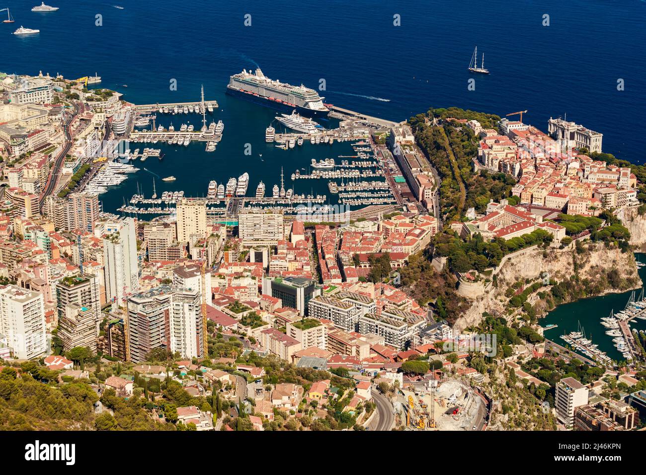 Vista aerea del porto di Ercole di Monaco al tramonto, Monte-Carlo, enorme nave da crociera è ormeggiata nel porto turistico, vista della vita della città dalla montagna la Turbie, molto Foto Stock