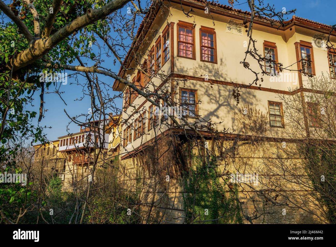 Vista ad angolo basso di giorno del tradizionale quartiere ebraico di Barbouta quartiere Bekas Mansion, nella città vecchia di Veroia Grecia. Foto Stock