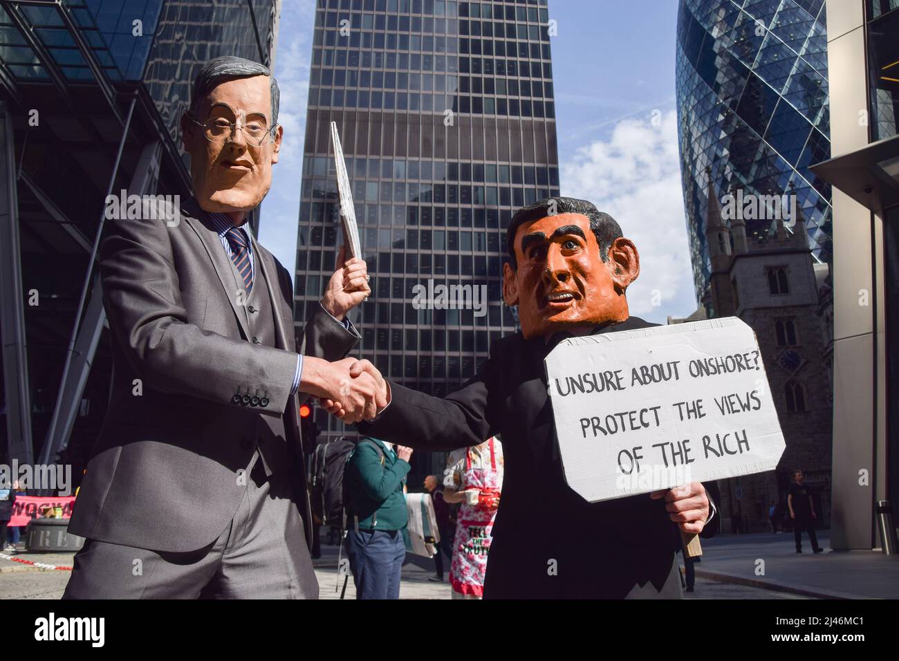 Londra, Regno Unito. 12th aprile 2022. I manifestanti si sono vestiti come il ministro delle opportunità per la Brexit Jacob Rees-Mogg e Rishi Sunak. Estinzione gli attivisti della ribellione hanno causato il caos al colosso assicurativo Lloyd’s nella City di Londra, chiedendo che l’azienda smetta di insurredire progetti sui combustibili fossili. Alcuni manifestanti salirono sull'edificio e scesero striscioni, mentre altri si incollarono e si incatenarono intorno all'edificio. Credit: Vuk Valcic/Alamy Live News Foto Stock