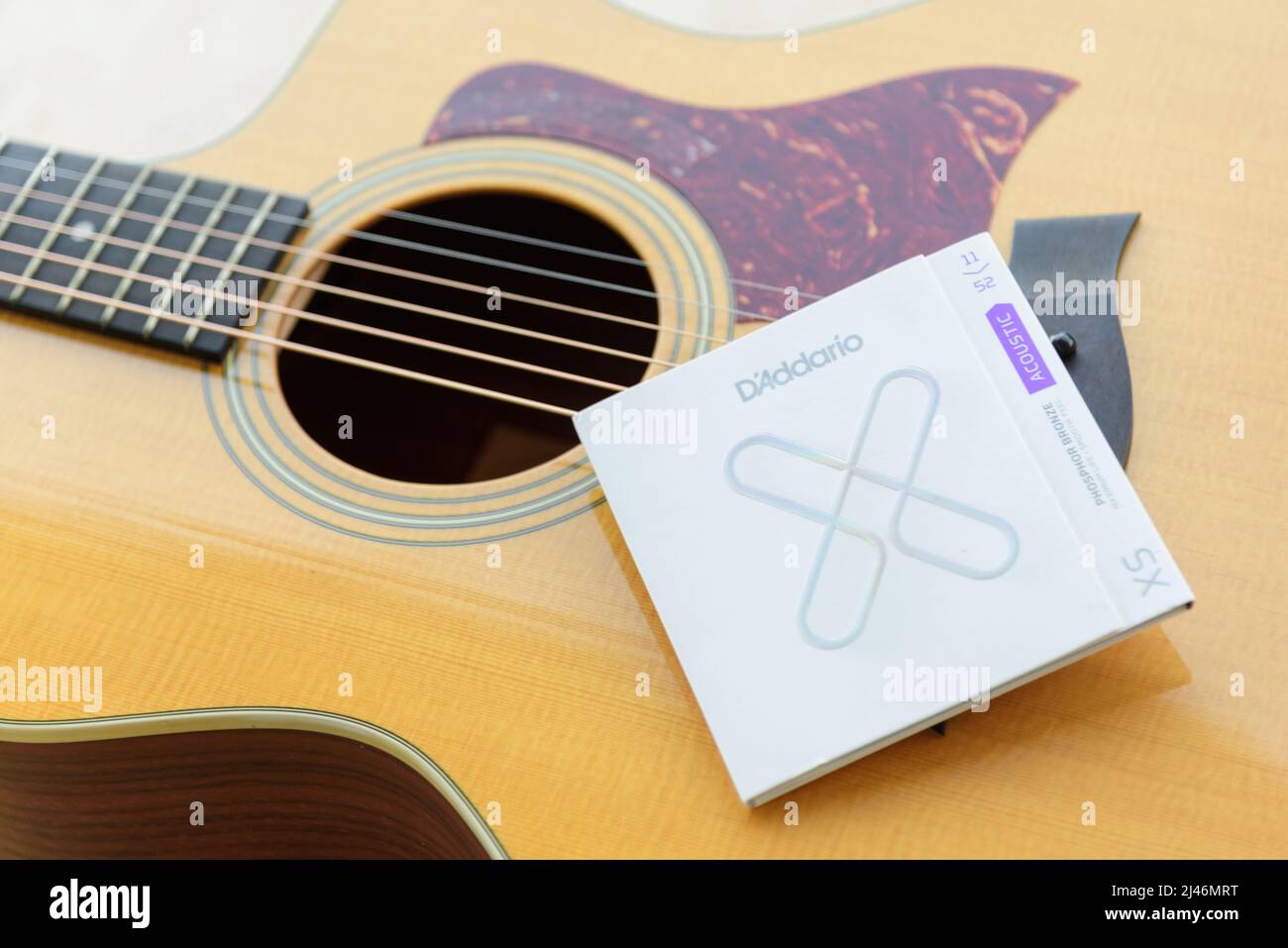 Bangkok , Thailandia - 16 Jan, 2022 : Closeup a D'Addario serie XS corde acustiche pakage sulla chitarra acustica Foto Stock
