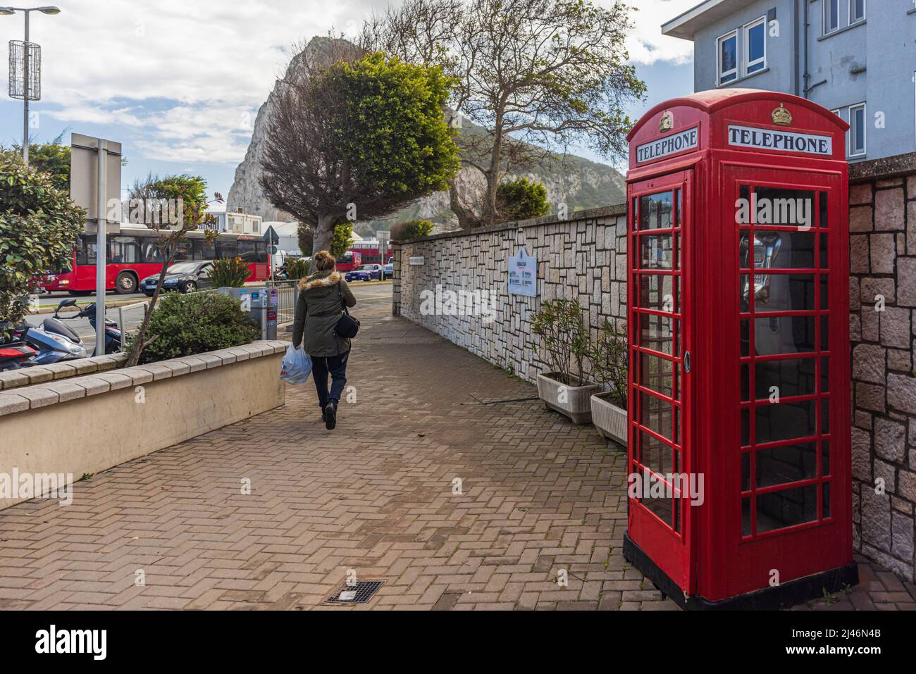 GIBILTERRA, Regno Unito - 7 APRILE 2022 - il vecchio telefono rosso inglese d'epoca si trova in strada a Gibilterra. Foto Stock