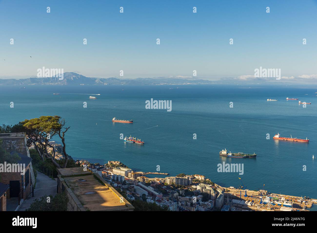 Gibilterra si fa strada con le petroliere che passano nelle giornate di sole. Foto Stock