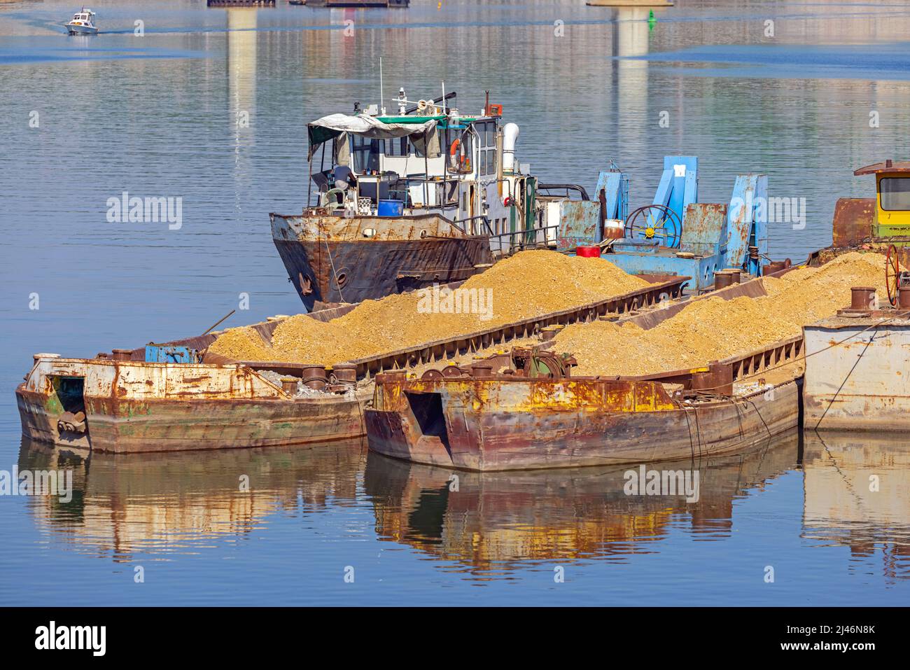 Chiatte ormeggiate con pietre aggregate materiale di costruzione fiume Foto Stock