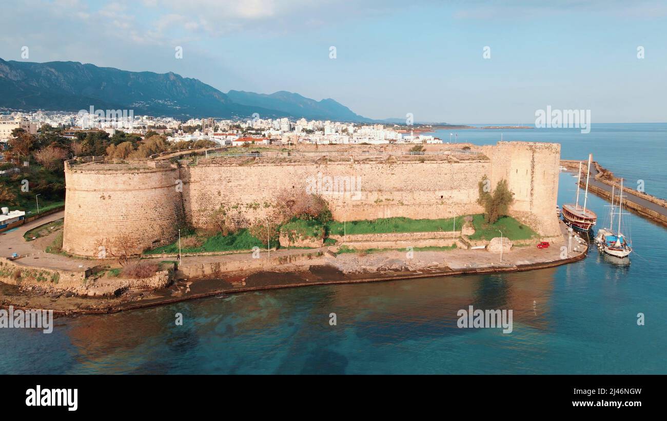 Kyrenia Castello edificio medievale e storico porto vecchio a Kyrenia, Nord Cipro Foto Stock