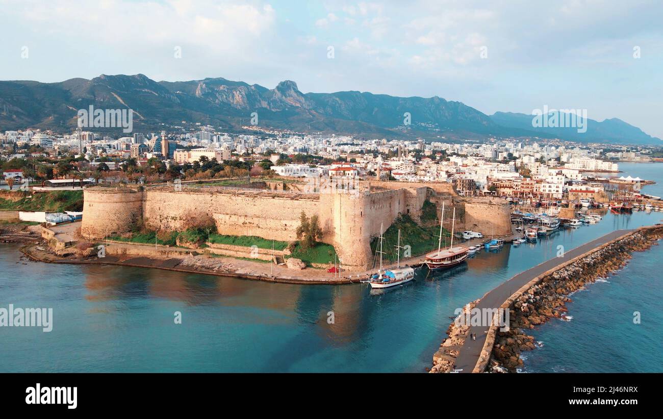 Kyrenia Castello edificio medievale e storico porto vecchio a Kyrenia, Nord Cipro Foto Stock