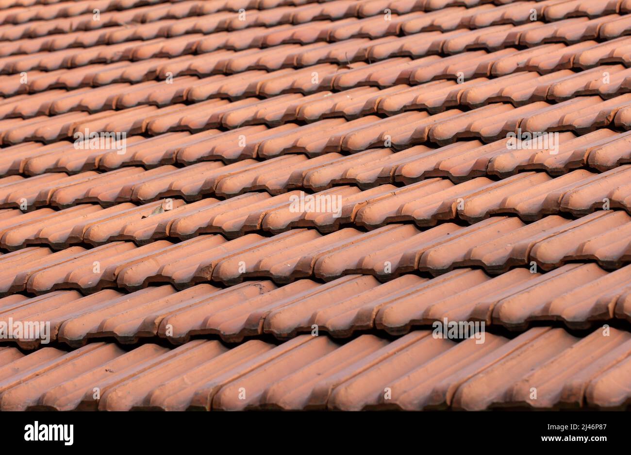 Vista sulle tegole della pensione. Stile retrò del tetto con tegole. Foto Stock