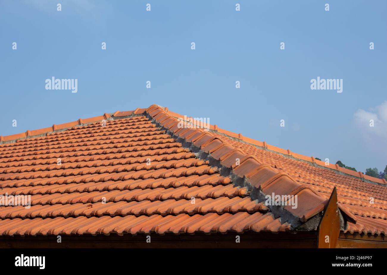 Vista sulle tegole della pensione. Stile retrò del tetto con tegole. Foto Stock