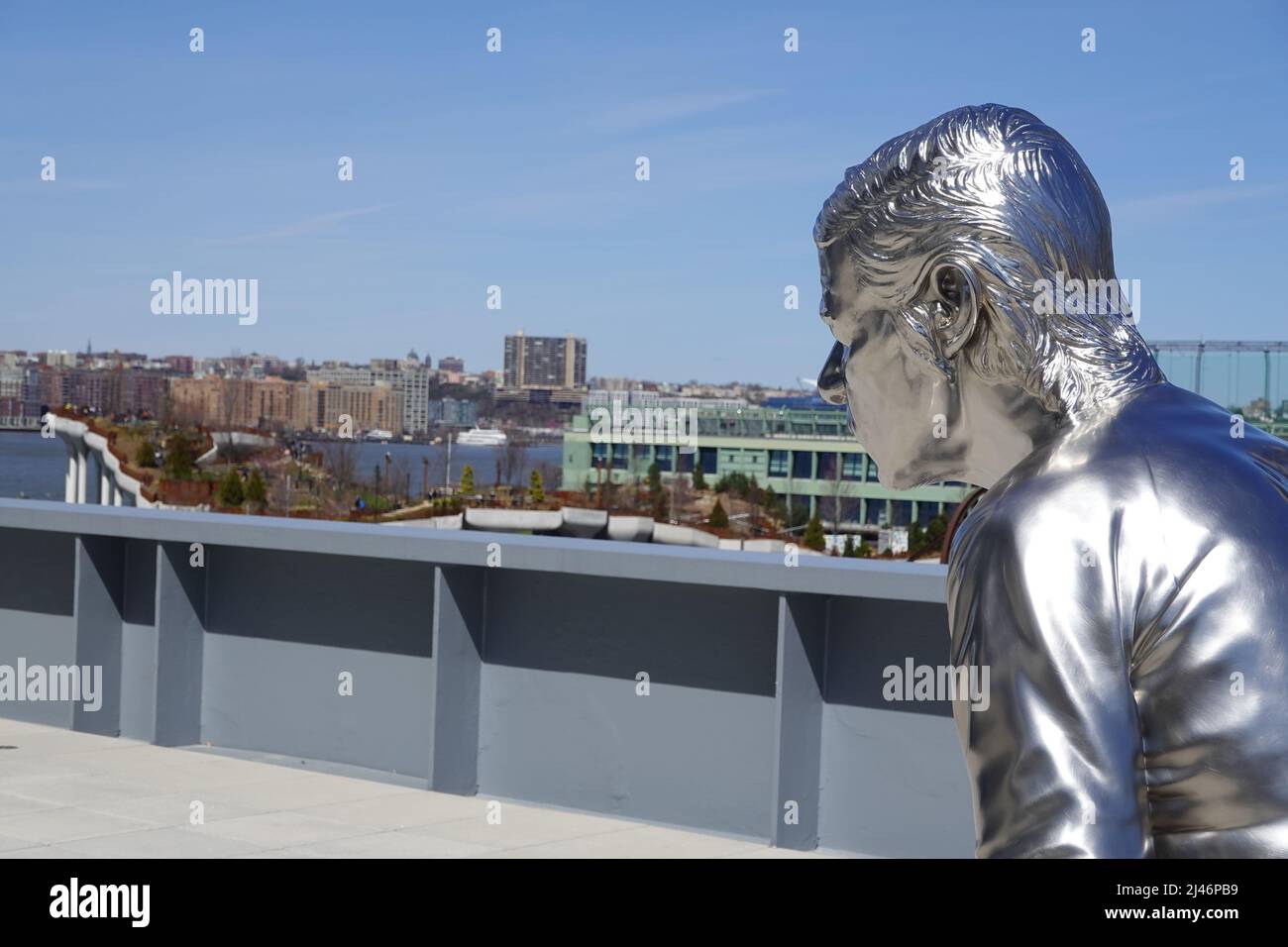 Charles Ray Sculpture alla Whitney Biennial 2022 che guarda a Little Island, Hudson River Park, Manhattan, New York, USA Foto Stock