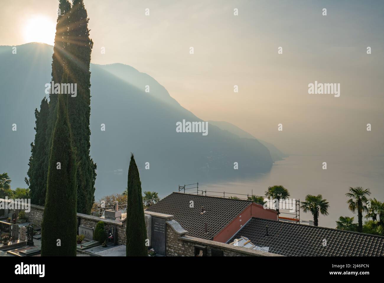 Vista invernale sul lago di Lugano con case a base stretta Foto Stock