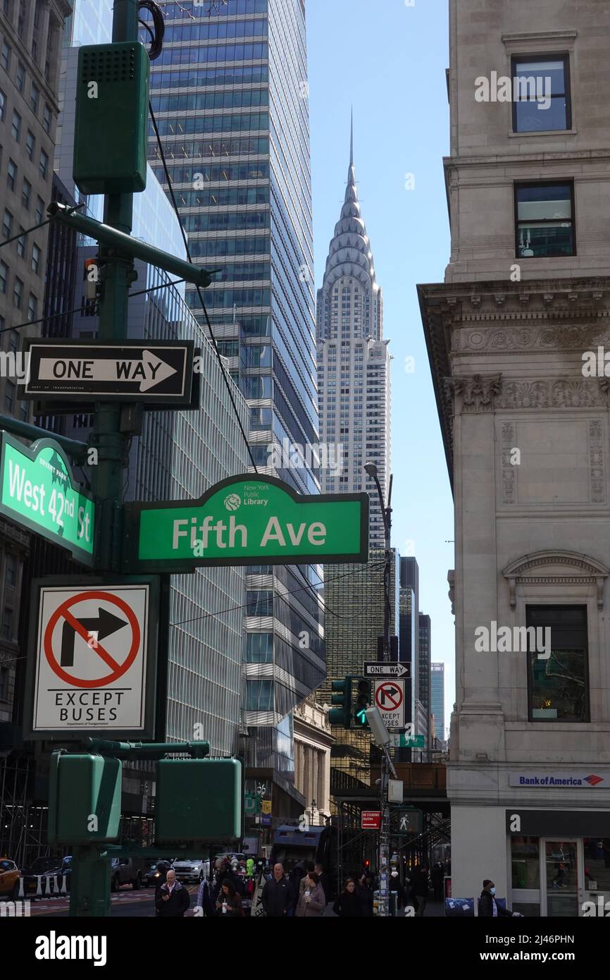 Chrysler Building e Fifth Avenue, Manhattan, New York, USA Foto Stock