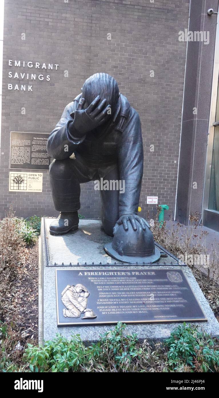 Una statua di preghiera di un vigile del fuoco, 43rd Street, Manhatten, New York, USA Foto Stock