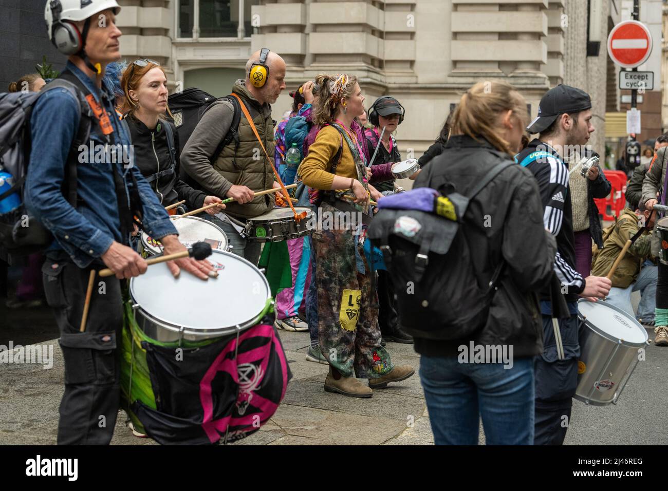 Londra, Regno Unito. 12th Apr 2022. Extinction Rebellion Protesters in the City of London Credit: Ian Davidson/Alamy Live News Foto Stock