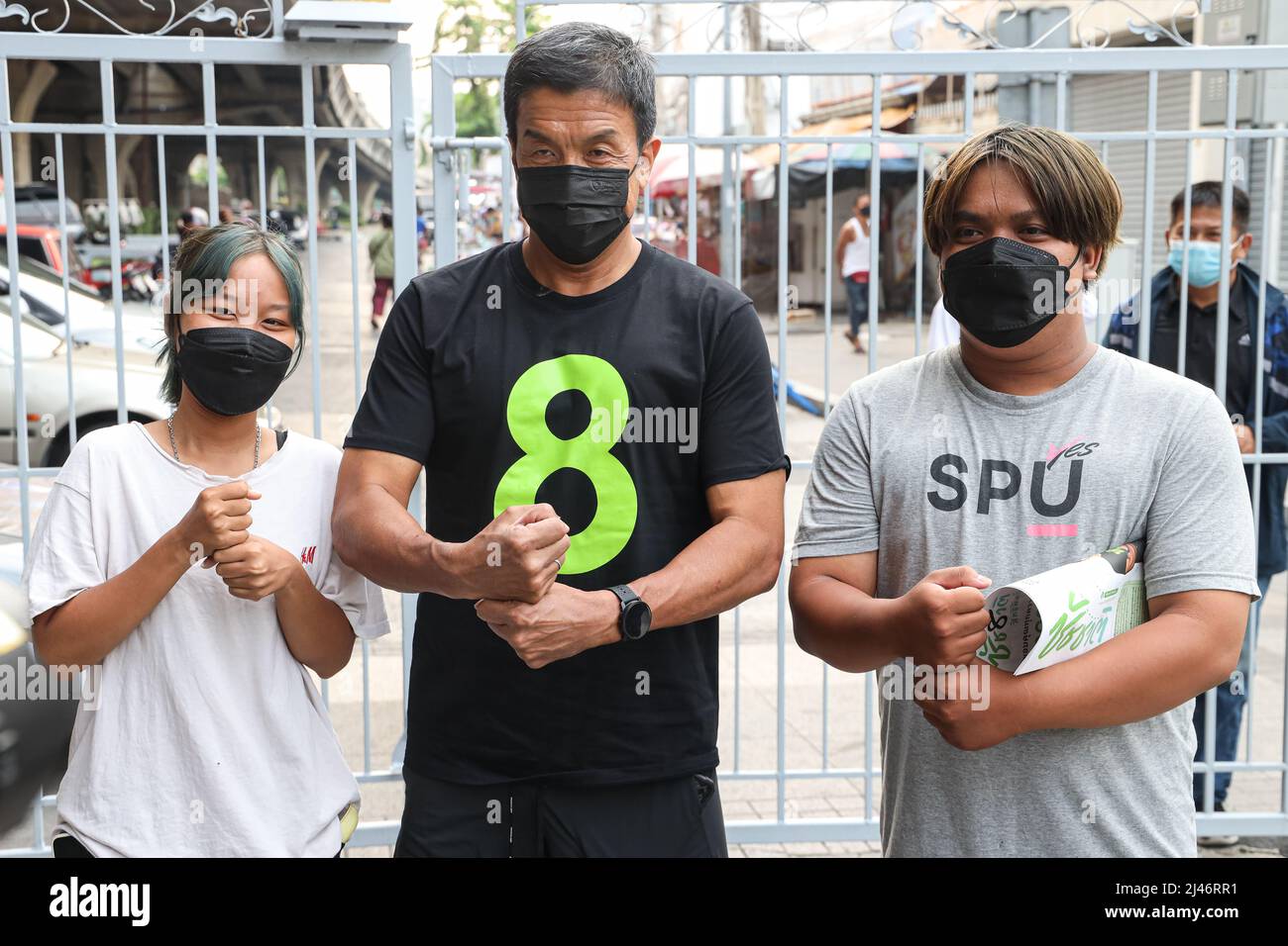 Bangkok, Tailandia. 08th Apr 2022. Il candidato gubernatorial di Bangkok Chatchart Sitthiphan, numero 8, ha fatto una campagna al ponte Rama VIII sul lato Thonburi a Bangkok, Thailandia il par. 8, 2022, ha il soprannome che la gente gli ha dato. L'uomo più forte del mondo, che avrà un'elezione il 22 maggio 2022, dopo che il precedente governatore è stato nominato dalla giunta militare dopo l'ultima elezione è stata 9 anni fa nel 2013 per 9 anni. (Foto di Adirach Toumlamoon/Pacific Press/Sipa USA) Credit: Sipa USA/Alamy Live News Foto Stock