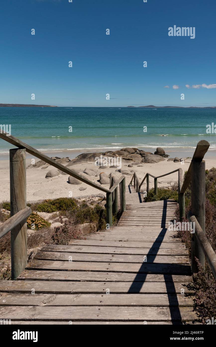 Langabaan, costa occidentale, Sudafrica. 2022. In legno si scende a una spiaggia tranquilla a Langabaan sulla costa occidentale, Sudafrica. Foto Stock