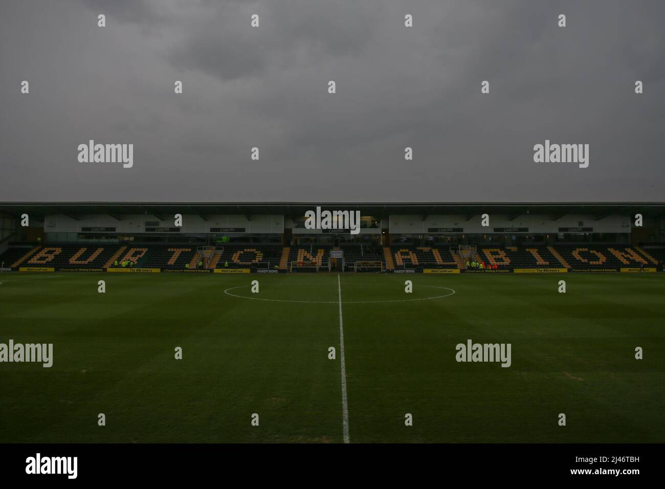 Vista generale all'interno del Pirelli Stadium sede di Burton Albion Foto Stock