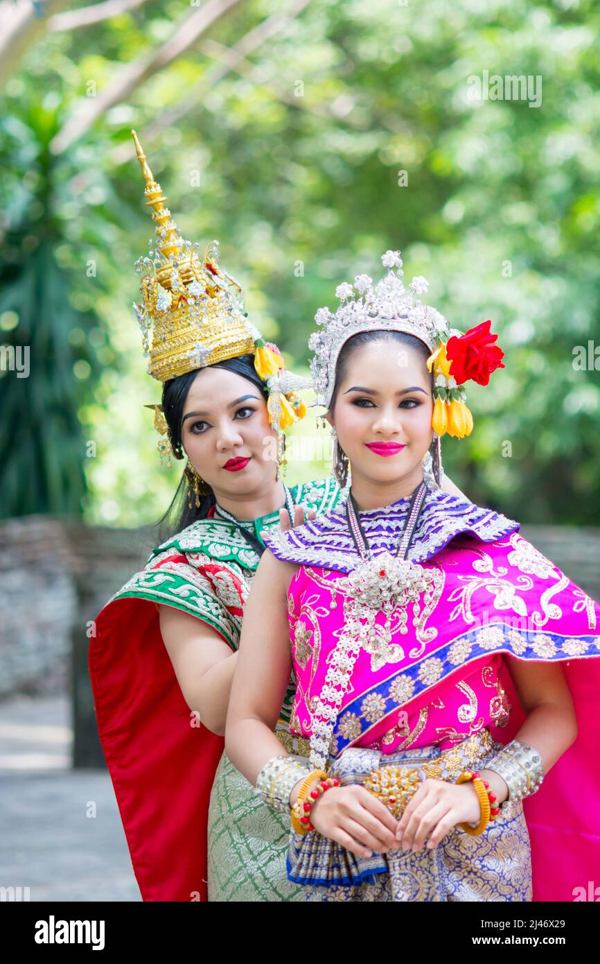 Donne asiatiche che indossano un tipico abito tailandese tradizionale.  Costume nazionale in diversi colori Foto stock - Alamy