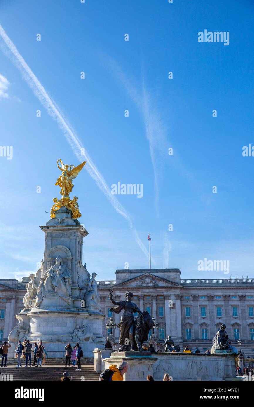 Le persone si riuniscono fuori da Buckingham Palace nel centro di Londra prima del giorno di adesione. Foto Stock