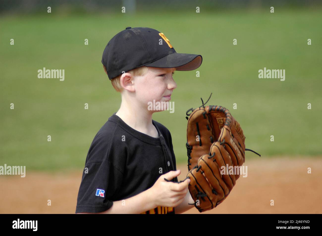 Ragazzi giovani che giocano a baseball su campo di palla, Pitcher, Catcher, Hitter e Coach Foto Stock