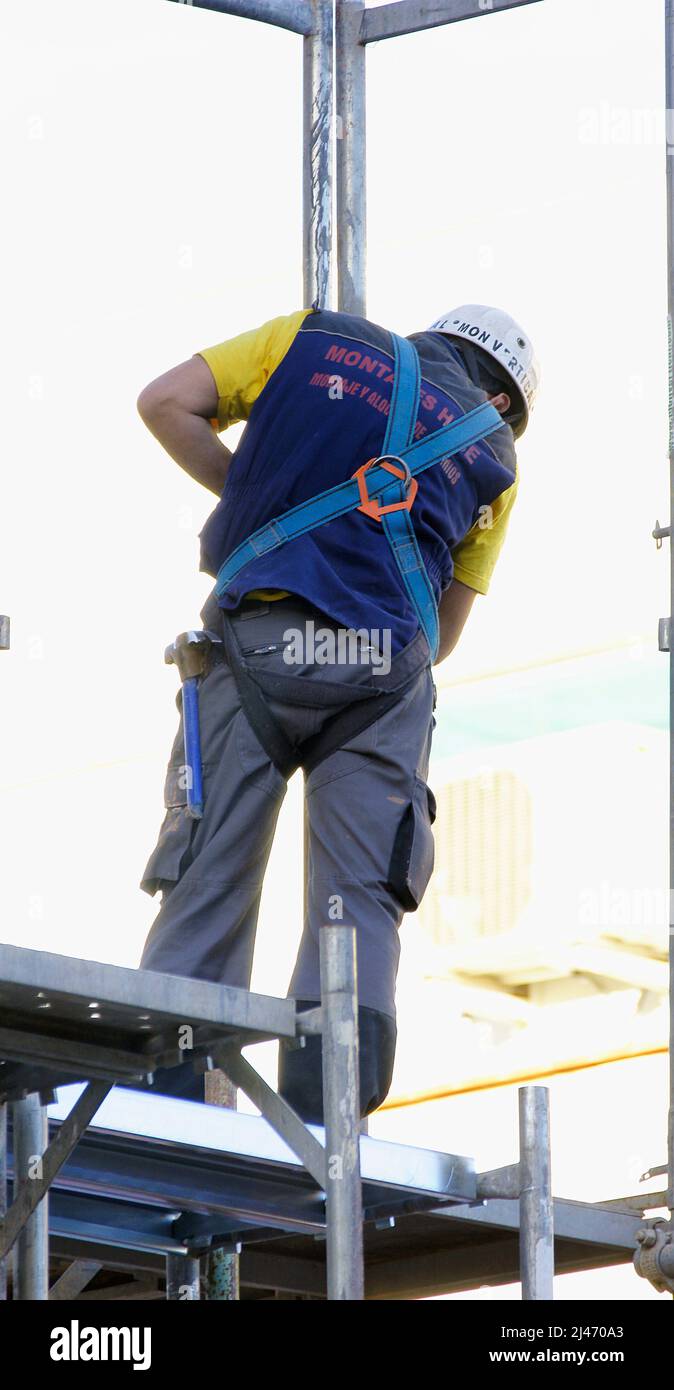 Operaio che lavora alla ristrutturazione della facciata di un edificio a Barcellona, Catalogna, Spagna ed Europa Foto Stock