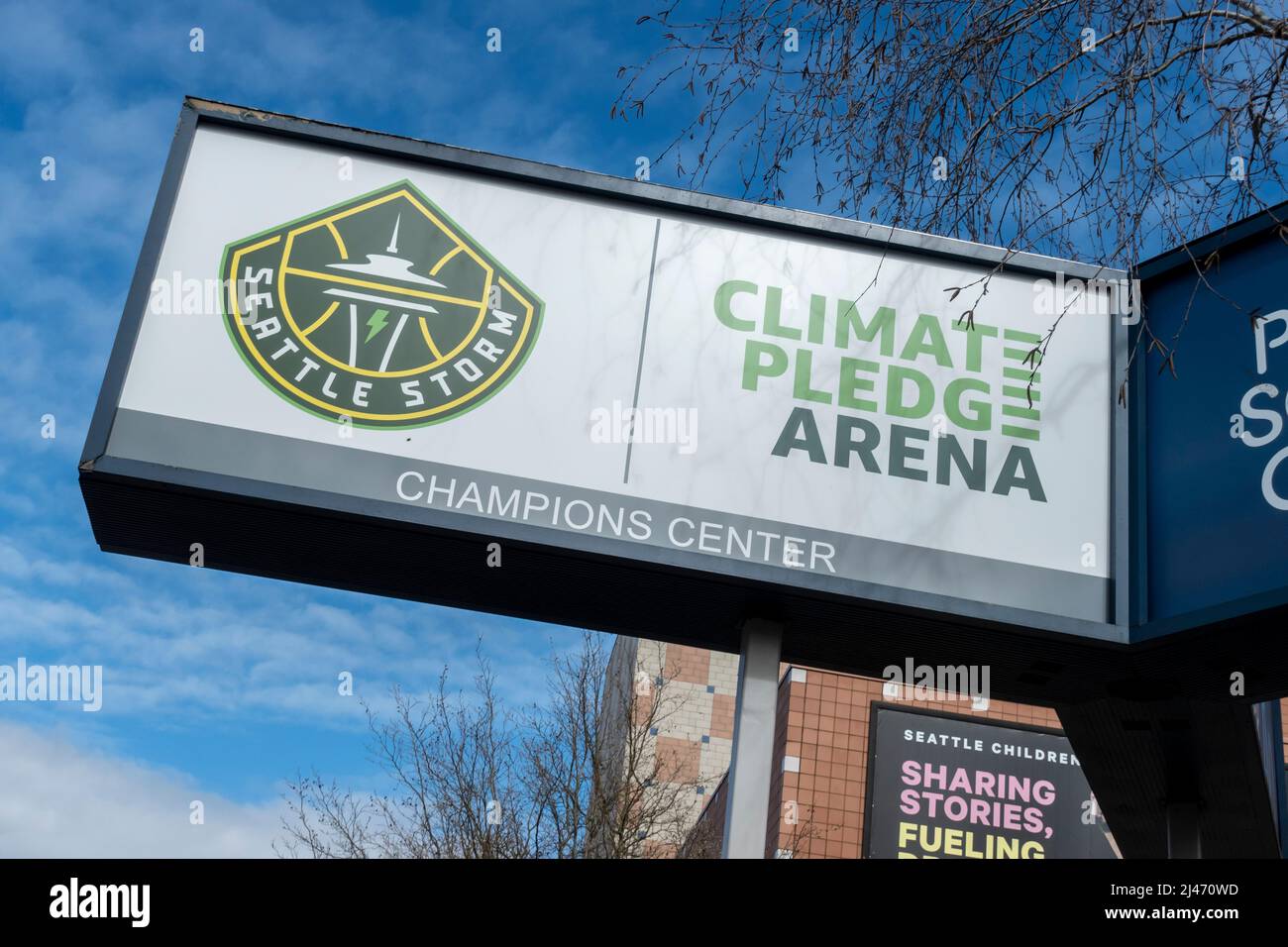 Seattle, WA USA - circa Marzo 2022: Vista ad angolo basso del cartello d'ingresso alla Climate Pendance Arena per la squadra di hockey di Seattle. Foto Stock