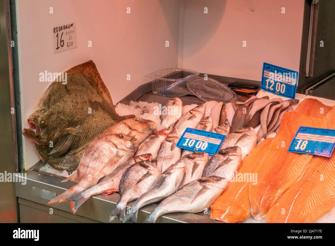 Bancone di un pescatore con rombo, spigola, dentice, sogliola e salmone Foto Stock