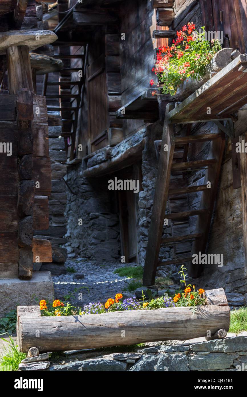 Vecchie stalle e capannoni in legno, Zermatt, Svizzera Foto Stock