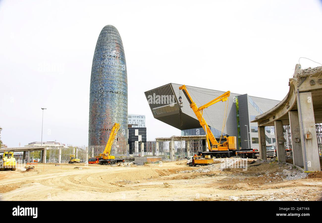 Opere di decostruzione della tangenziale con la torre Agbar e il museo di design di Les Glories a Barcellona, Catalogna, Spagna, Europa Foto Stock