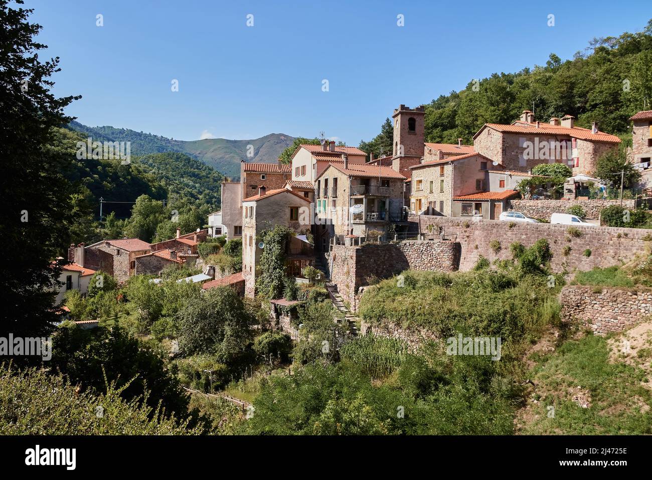 Lamanere è un comune della Francia meridionale, situato nel dipartimento dei Pirenei Orientali. È il villaggio più meridionale della Francia continentale. Foto Stock