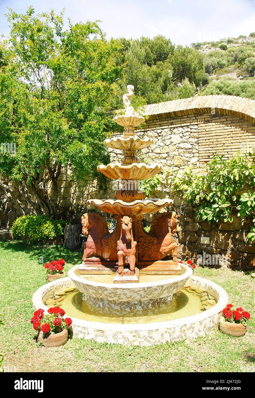 Fontana ornamentale nell'insieme architettonico delle cantine Guell a El Garraf, Barcellona, ​​Catalunya, Spagna, Europa Foto Stock