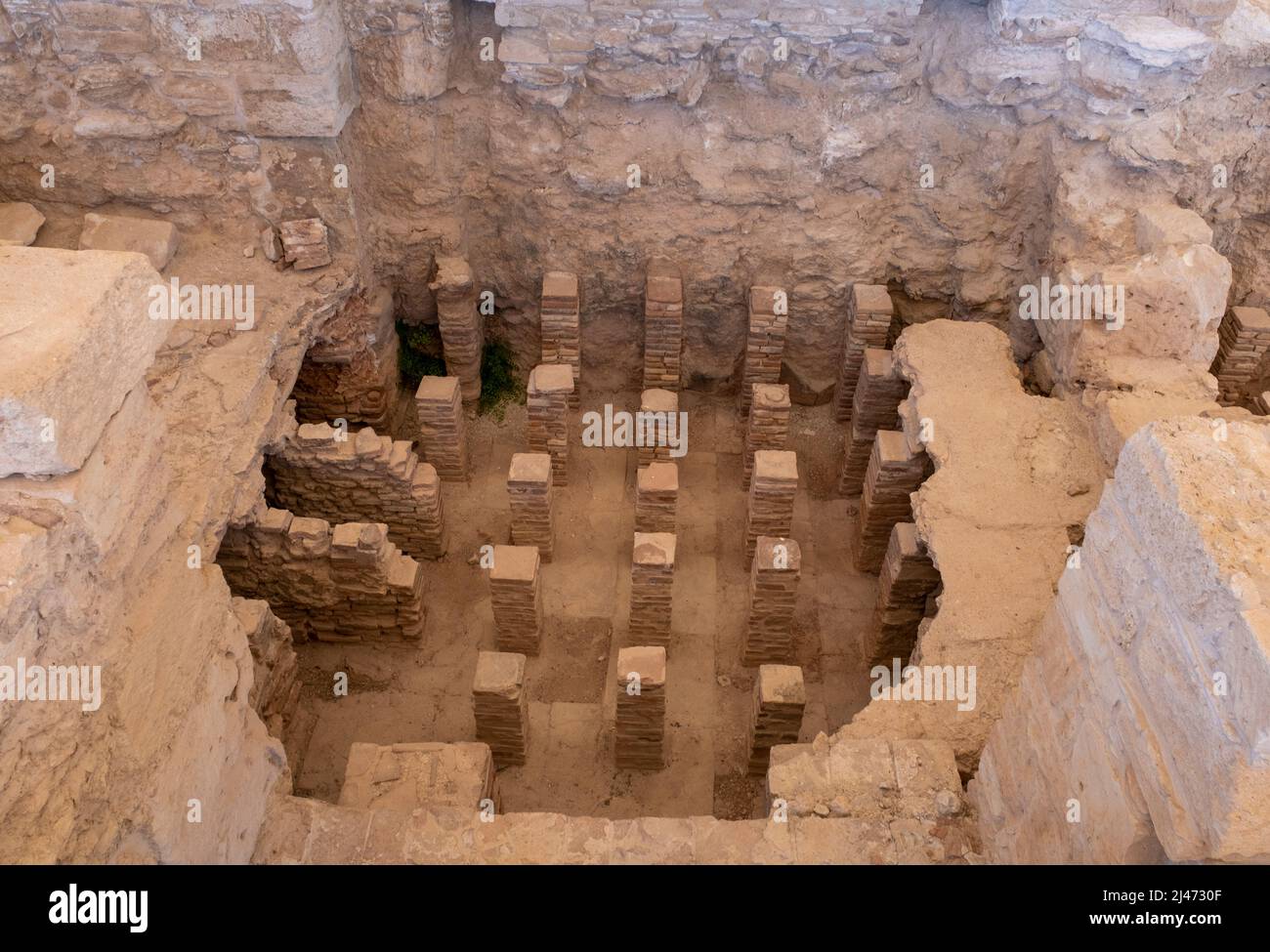 Pile Pilae (supporti per il riscaldamento a pavimento) nelle Terme Romane del Santuario di Apollo Hylates sito romano, Episkopi, Repubblica di Cipro. Foto Stock