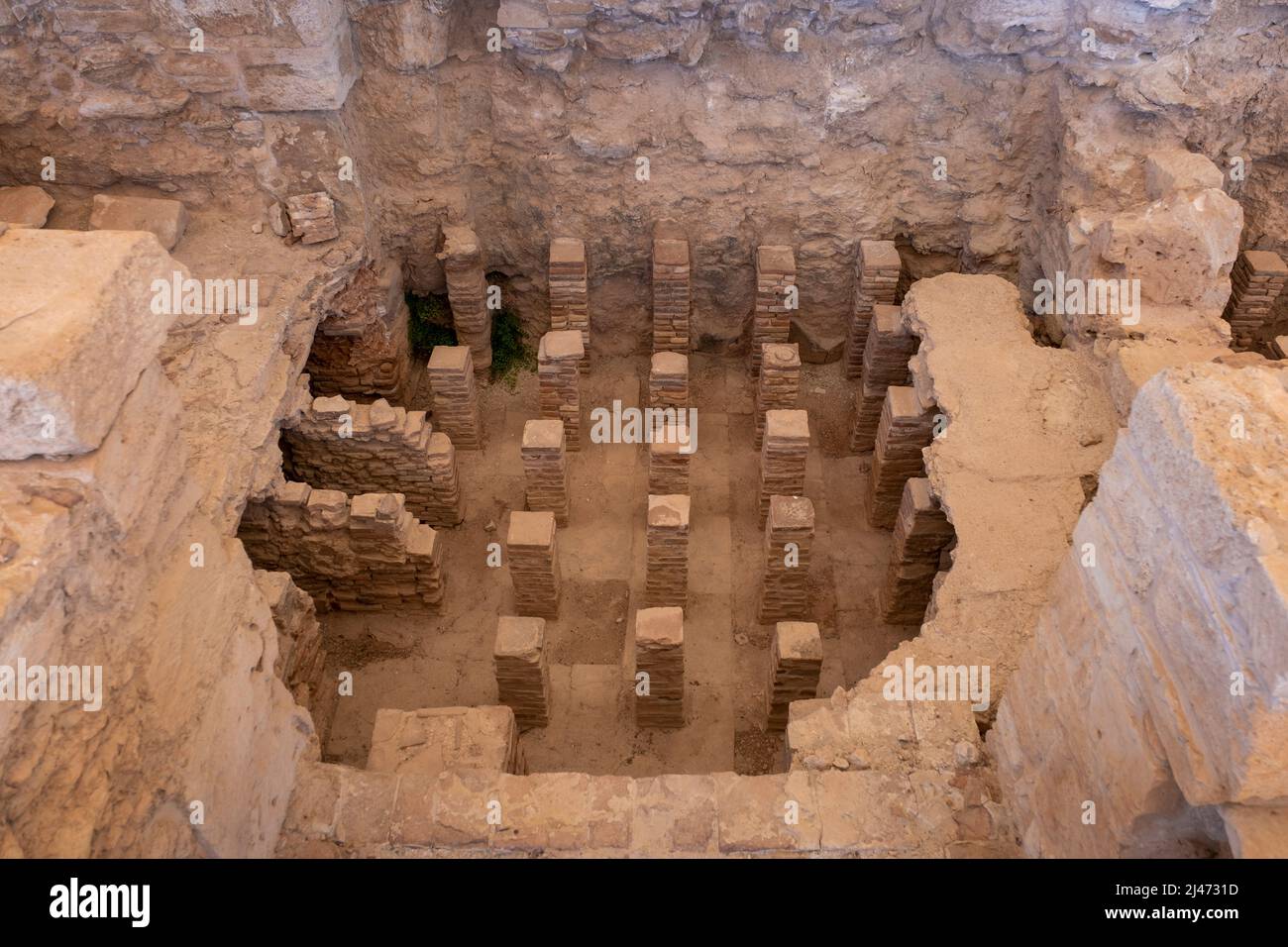 Pile Pilae (supporti per il riscaldamento a pavimento) nelle Terme Romane del Santuario di Apollo Hylates sito romano, Episkopi, Repubblica di Cipro. Foto Stock