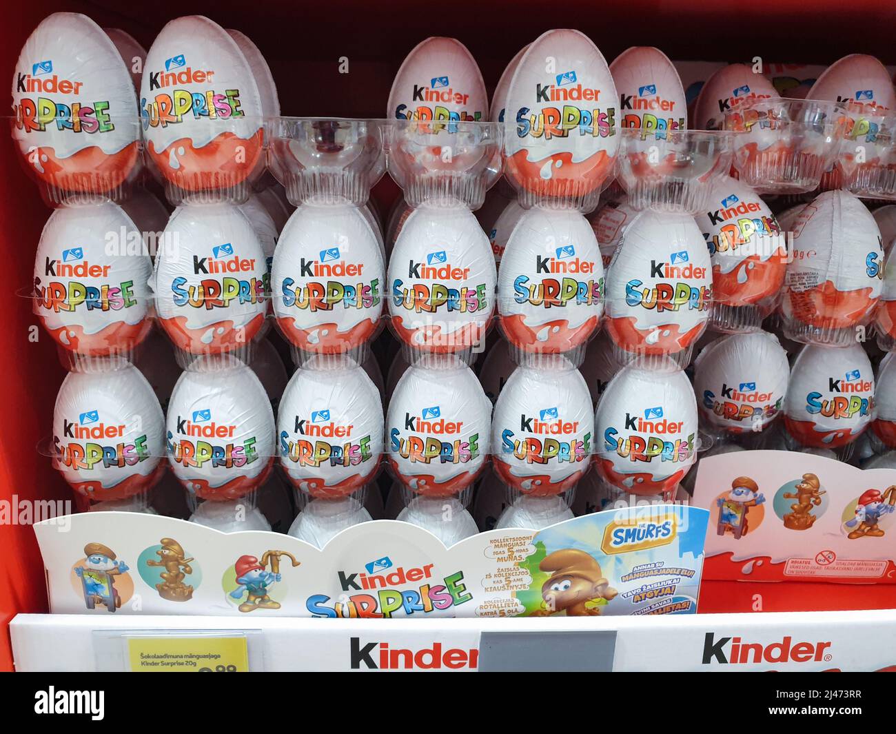 Kinder sorpresa uova di cioccolato e altri prodotti di Pasqua Kinder in mostra al supermercato. Cioccolato Kinder della compagnia Ferrero. Foto Stock