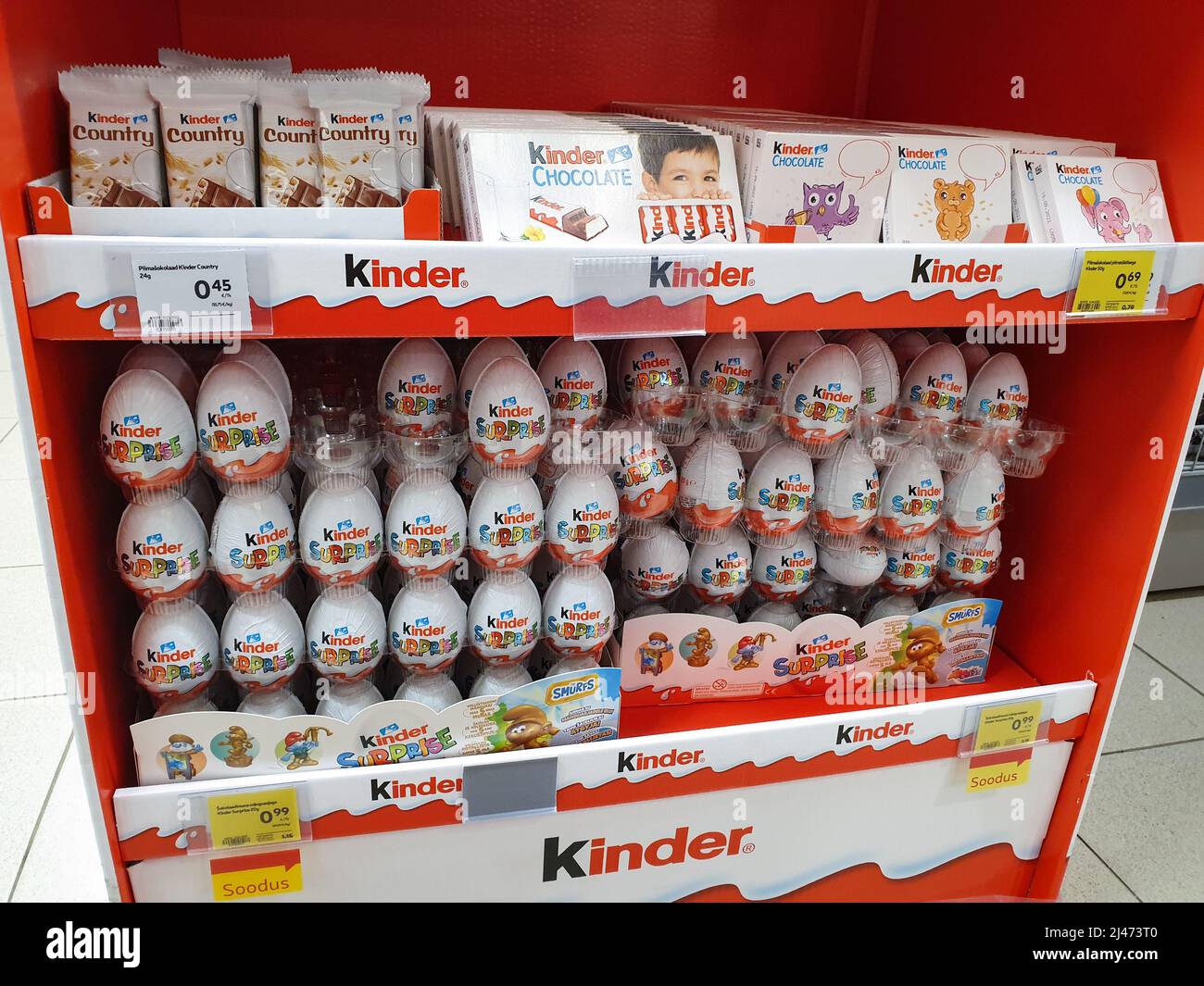 Kinder sorpresa uova di cioccolato e altri prodotti di Pasqua Kinder in mostra al supermercato. Cioccolato Kinder della compagnia Ferrero. Foto Stock