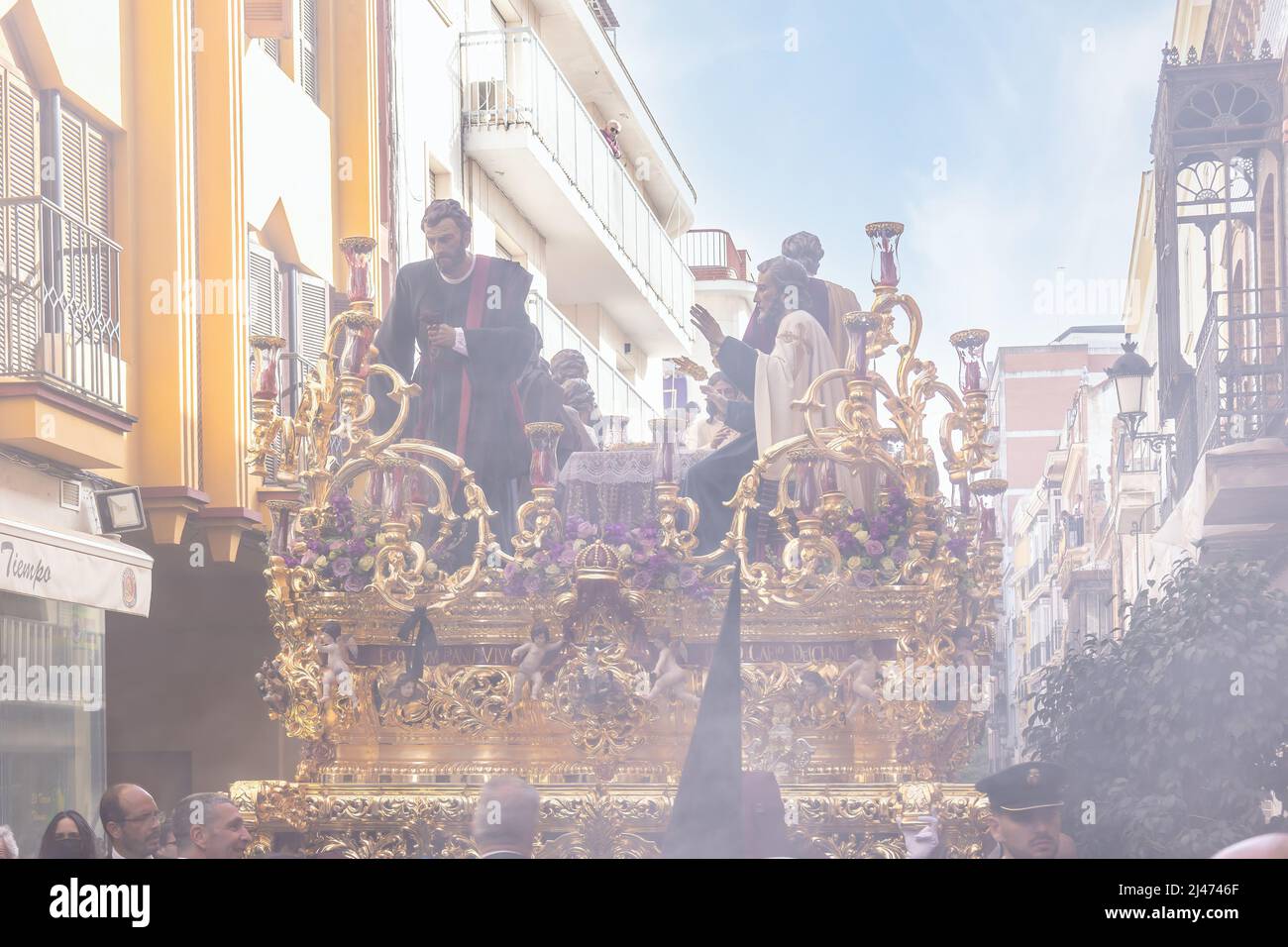 Huelva, Spagna - 10 aprile 2022: Processione di la Santa cena attraverso le strade della città in mezzo a una nube di fumo incenso durante Hol Foto Stock